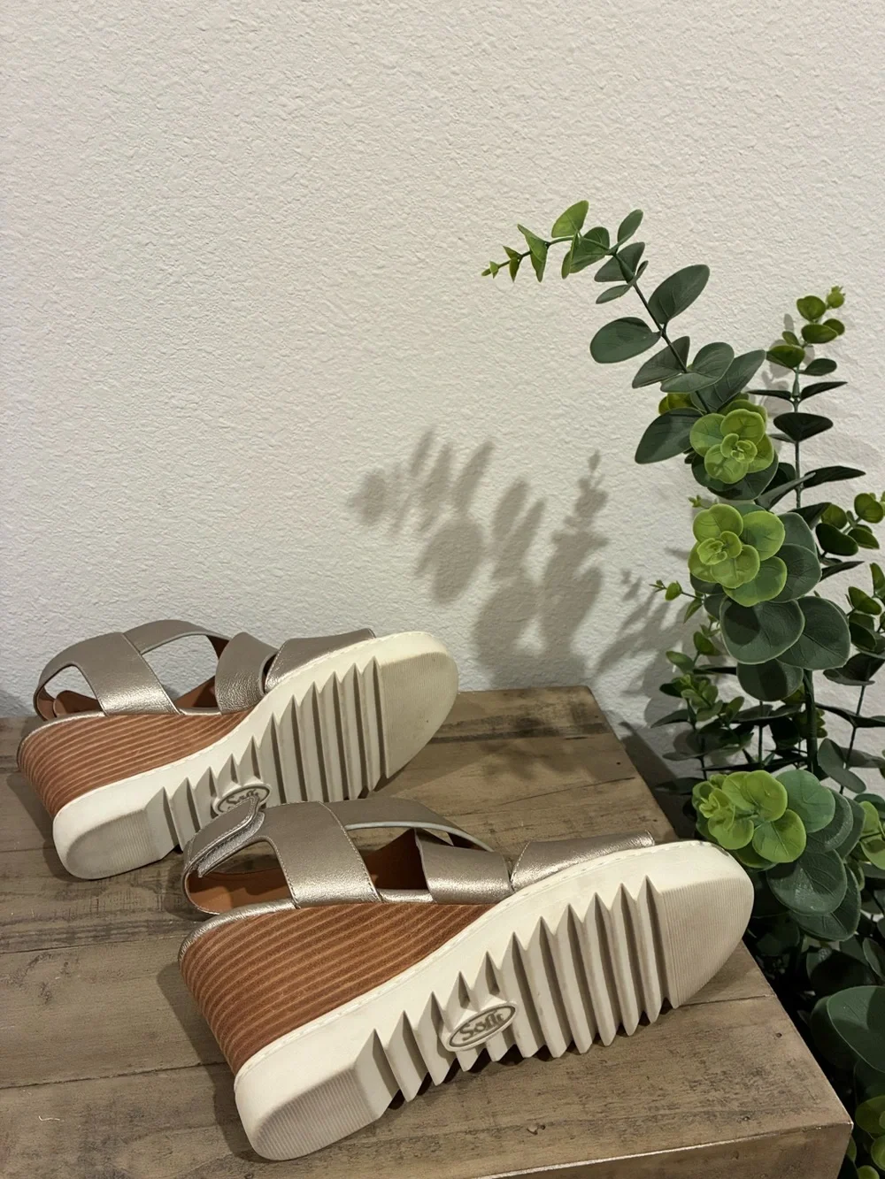 Söfft Metallic Gold Leather Platform Wedge Sandals Size 10.